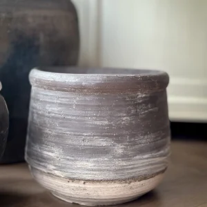 Grijze oude kruik /pot