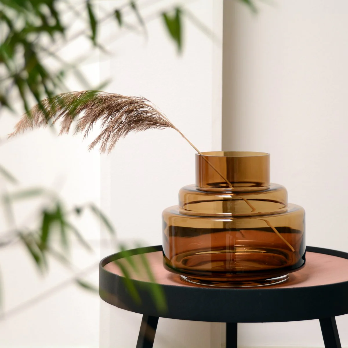 Chari Cognac vaas – Mondgeblazen design van dik bruin glas Ø23/33 cm - Afbeelding 3