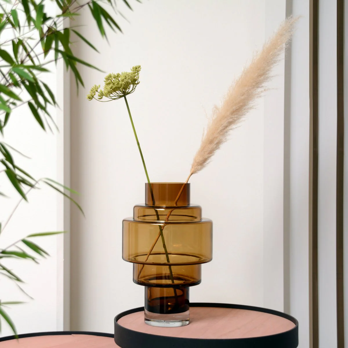 Kasai cognac vaas – mondgeblazen glazen vaas in bruin glas – decoratieve eyecatcher in 2 maten - Afbeelding 3