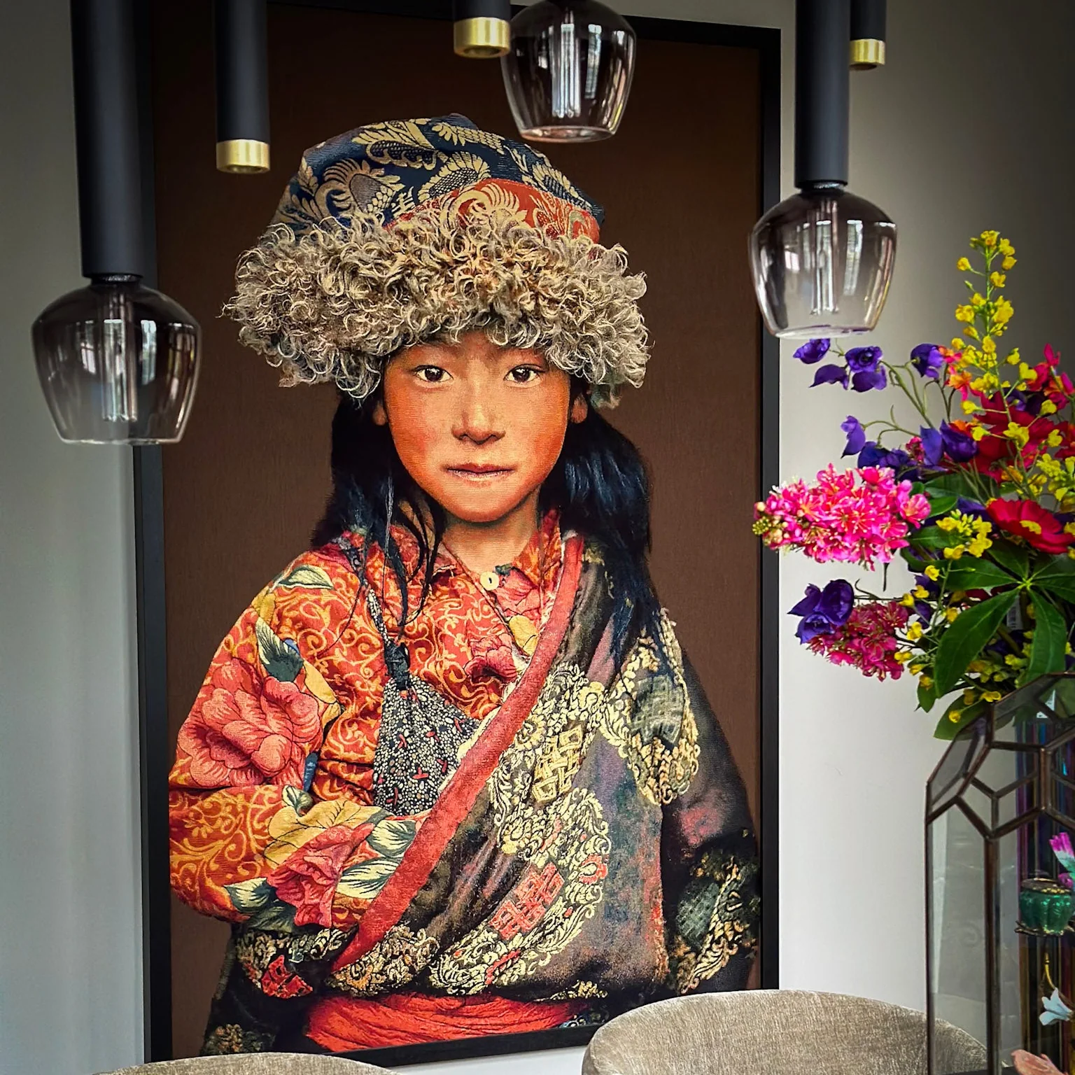 Tibetaanse Meisje Taupe – Geweven Gobelin Wanddecoratie met Lijst - Afbeelding 4