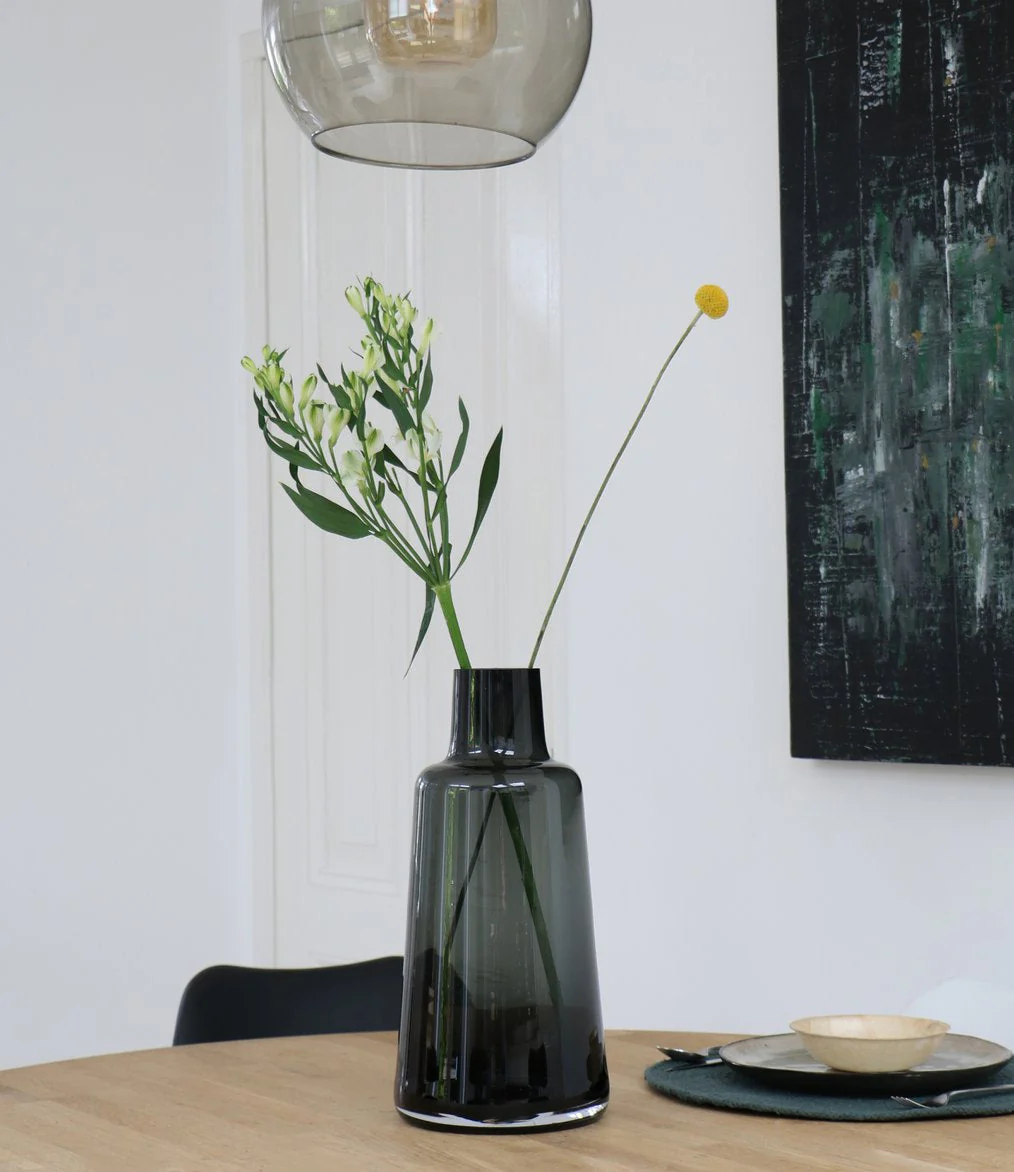 Jana Grey vaas – Mondgeblazen grijze designvaas van dik glas - Afbeelding 3