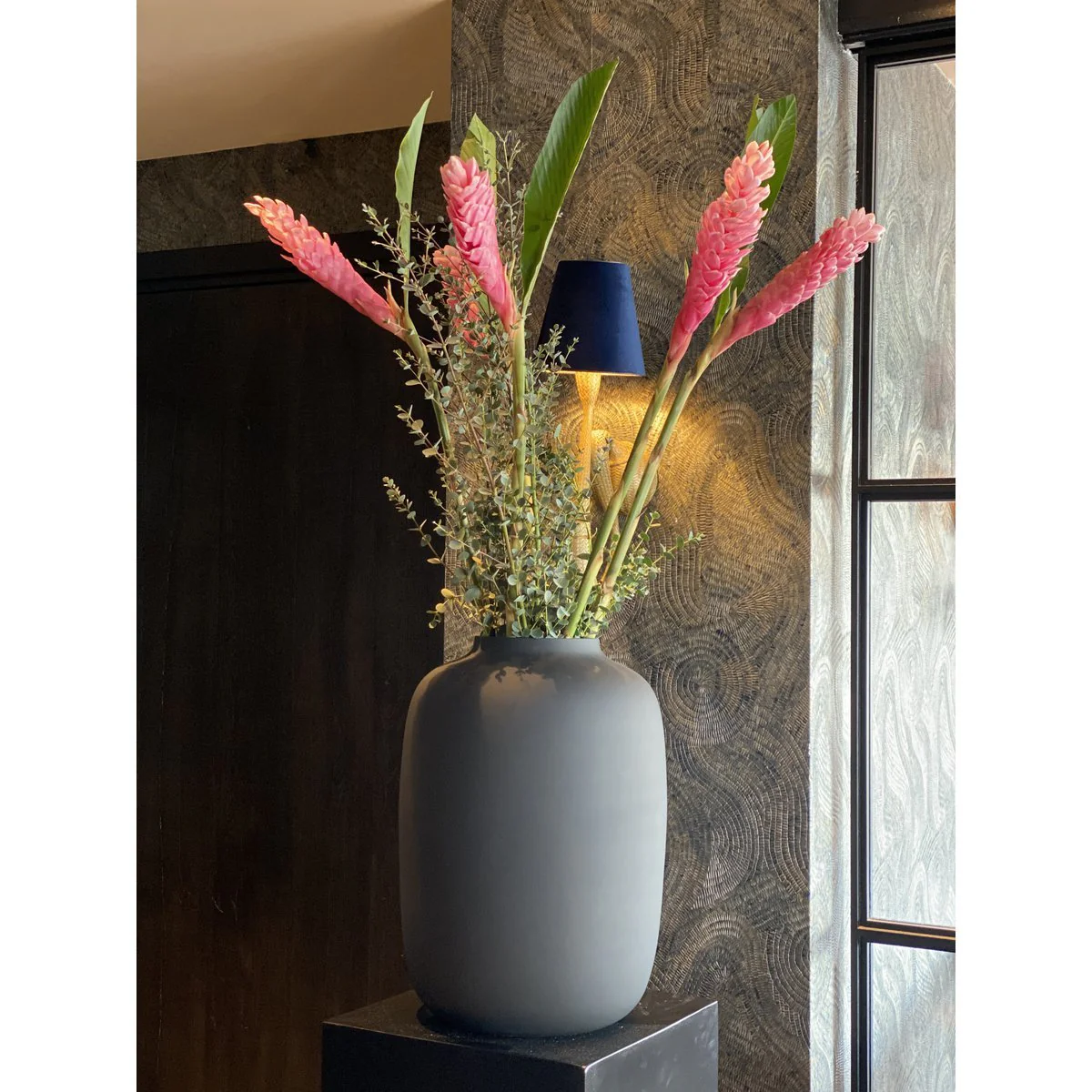 Zwarte glazen vaas – Mondgeblazen design in diverse maten - Afbeelding 3