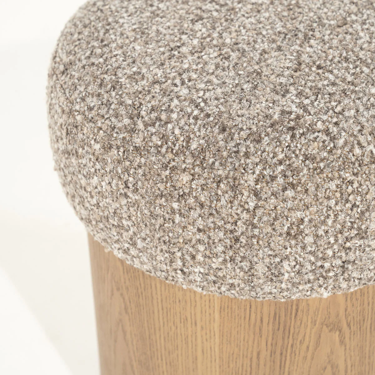 Poef George – stof & hout taupe flou - Afbeelding 3