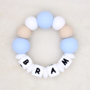 Bijtring met naam | Bram | Poederblauw, Crème, Wit