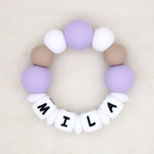 Bijtring met naam | Mila | Poederlila, Havermout, Wit