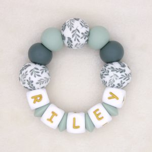 Bijtring met naam | Riley | Groene blaadjes, Donker Oudgroen, Oudmint