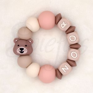 BIJTRING met naam | Beer | Noor | Zalmroze Beige