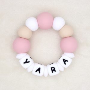 Bijtring met naam | Yara | Zachtroze, Crème, Wit