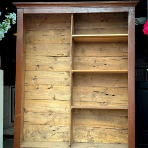 Oude vintage vakkenkast