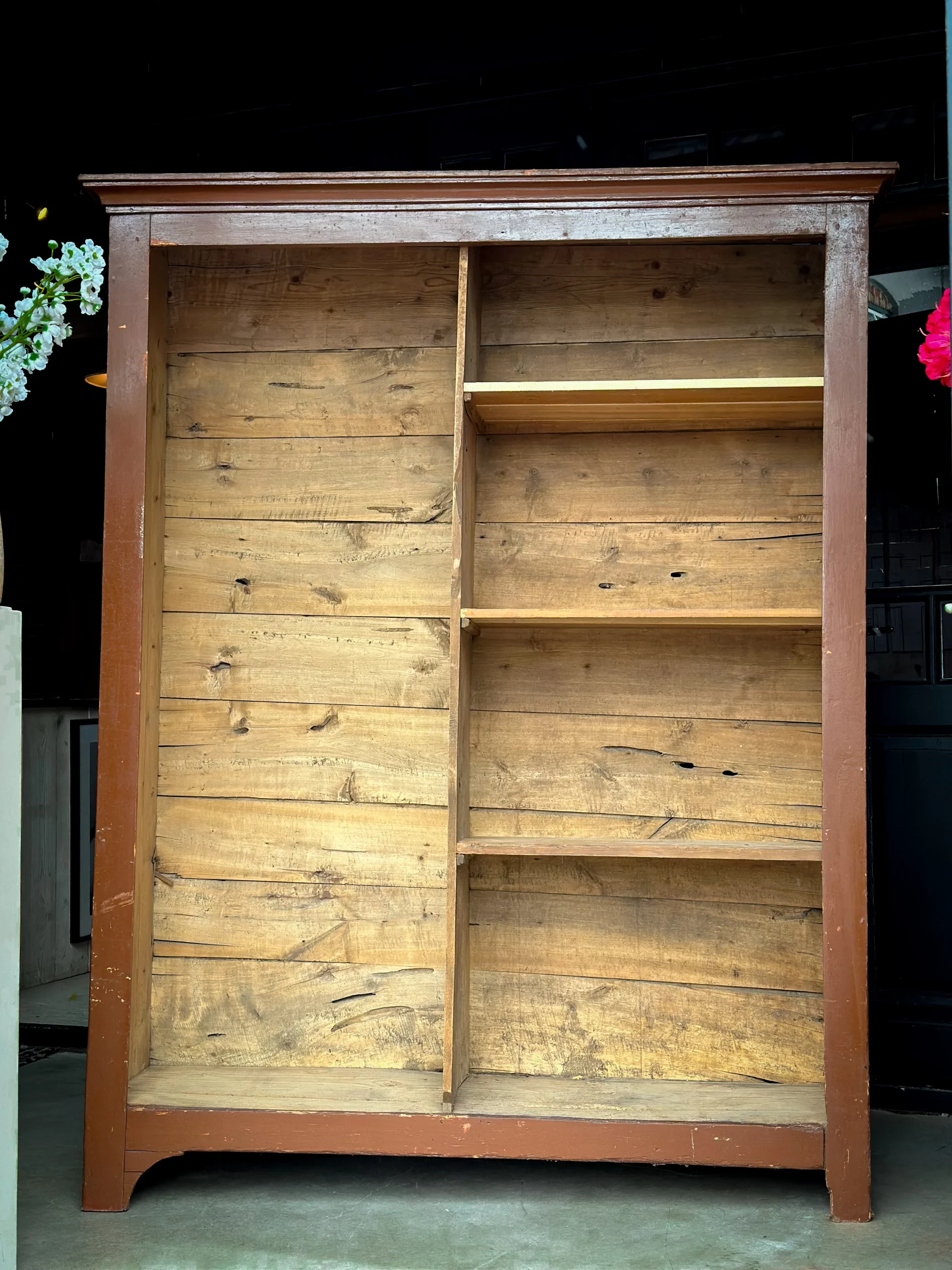 Oude vintage vakkenkast