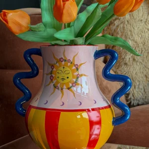 Kleurrijke Vaas met Zonnestraaldesign