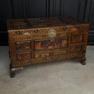 Antieke Aziatische Kamferkist met gedetailleerd Snijwerk