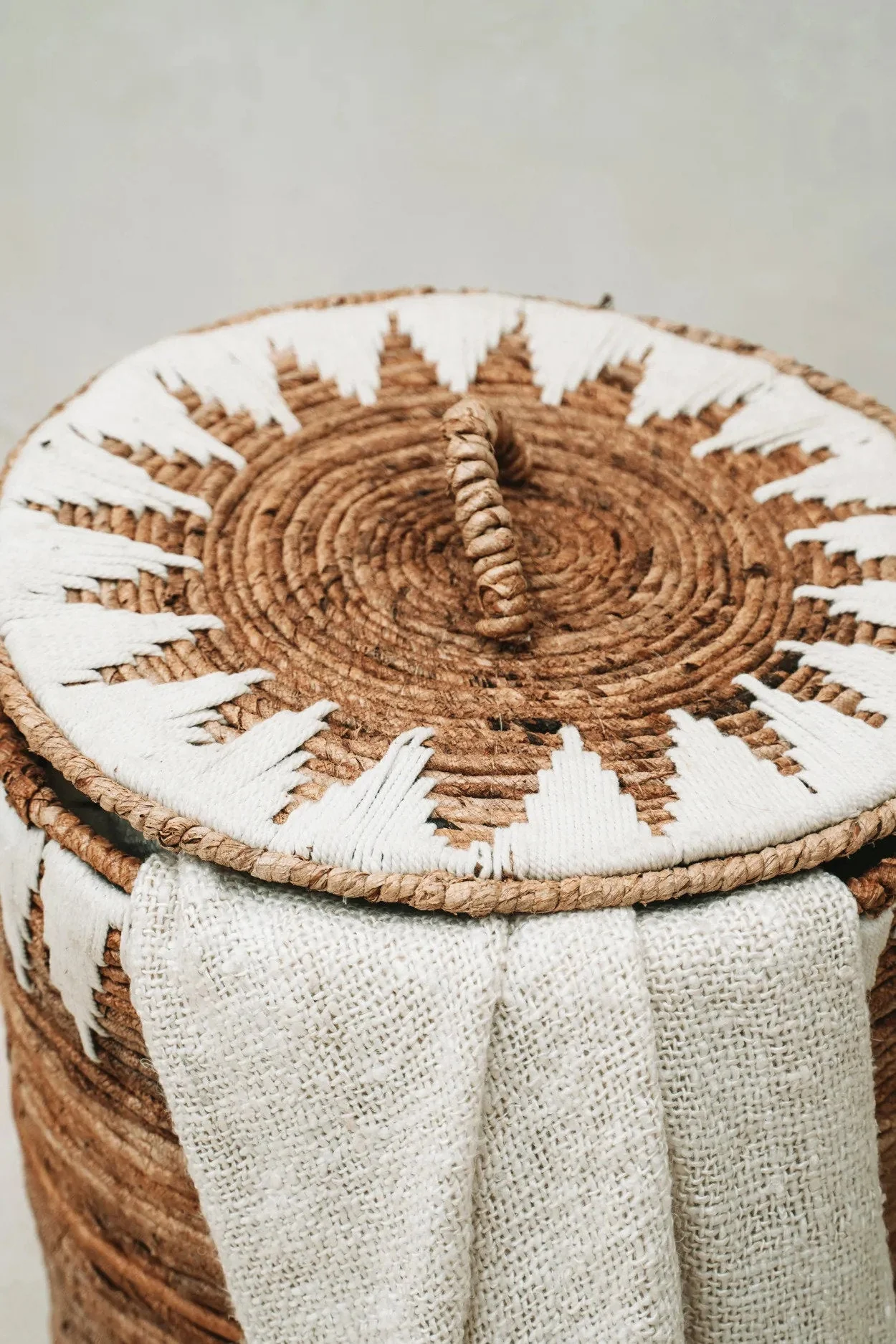 Banana Stitched Wasmand – M – Naturel/Wit - Afbeelding 5