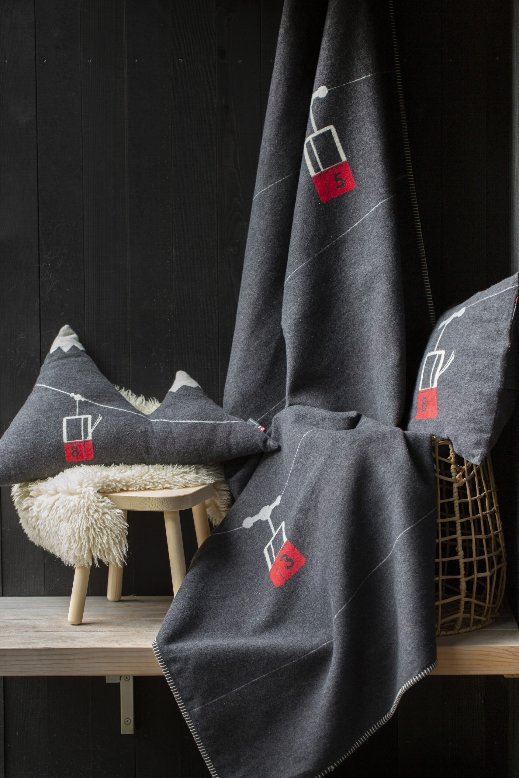 Kussenhoes rode gondel ‘Zur Bergstation’ – 40 x 40 cm - Afbeelding 3