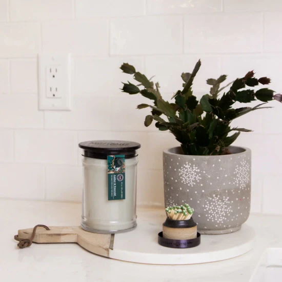 Bridgewater Candle Company – Amber & Emerald – Geurkaars - Afbeelding 3