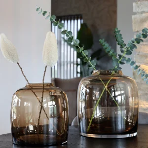 Bartica Taupe vaas – Lage mondgeblazen designvaas in taupe glas