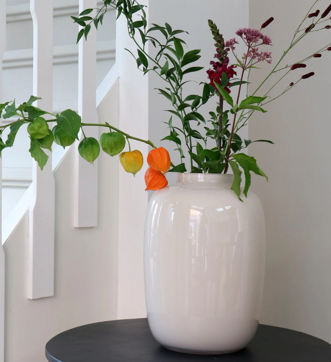 Artic Ivory vaas – Mondgeblazen ivoorwitte designvaas in glas - Afbeelding 4