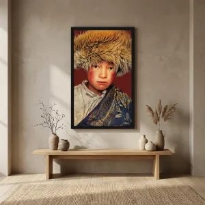 Tibetaanse Jongen – Rood | Geweven Gobelin met Lijst