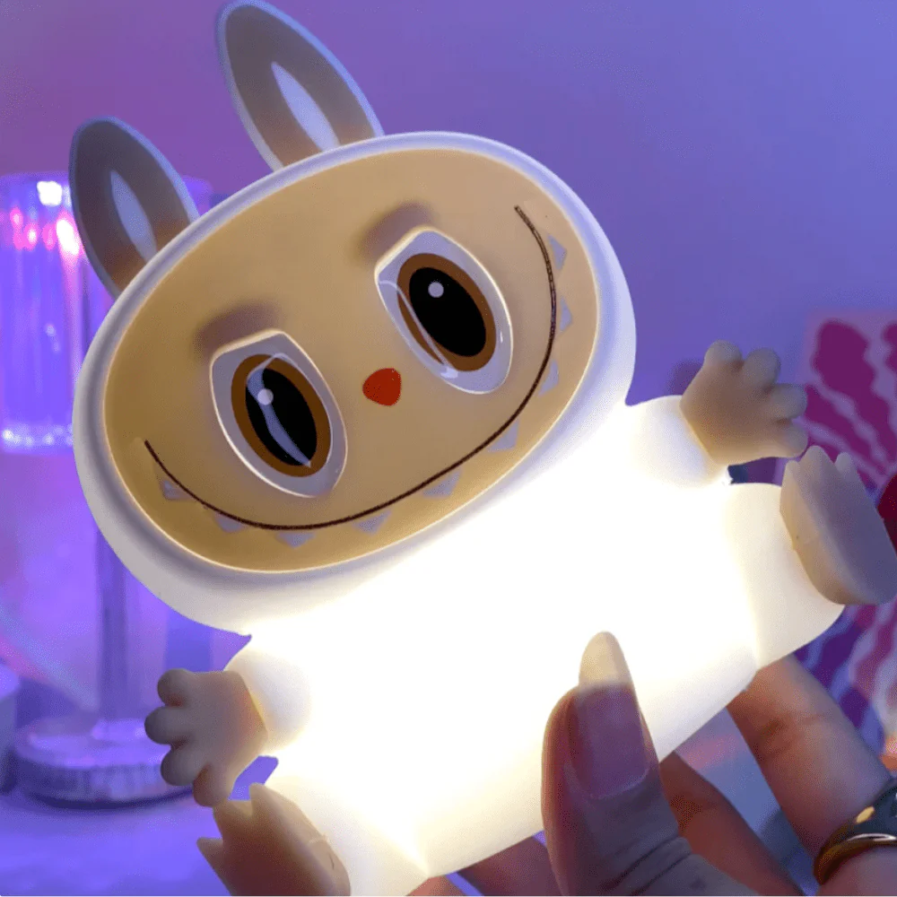 LabubuLampje™ | Licht voor wie de nacht nog spannend vindt - Afbeelding 7